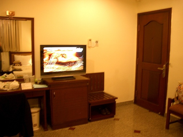 [hotelroom02[3].jpg]