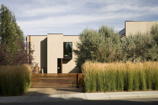 Modern Urban House Design With Small Garden And Courtyard Decorating - Exterior home design exterior garden courtyard decorating