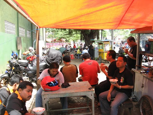Istirahat di Pasuruan bersama rekan2 TC Surabaya