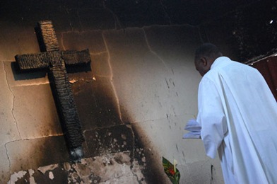 Gudstjeneste i nylig nedbrent kirke i Kibera, Nairobi. Foto: Privat