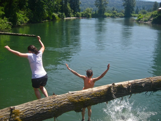 [Three Girls Jumping-3[5].jpg]