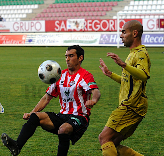 Jonay disputa un balón a Ibón con el Pontevedra