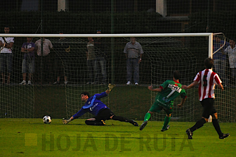 Senel estrella el balón en el poste frente al Athletic