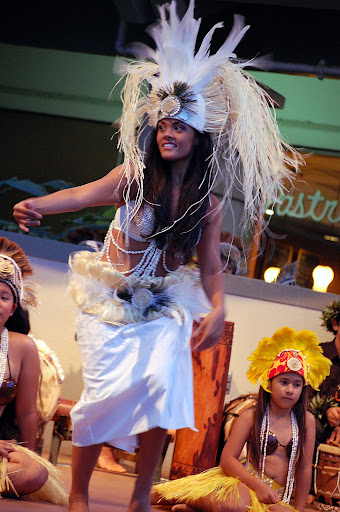 After eating sushi, there was a hula show!