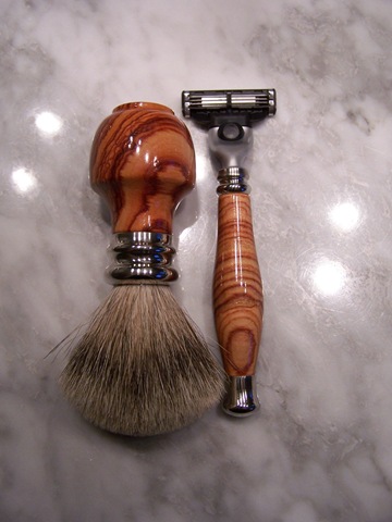 [Rasoir_et_blaireau_en_bois_de_rose[5].jpg]