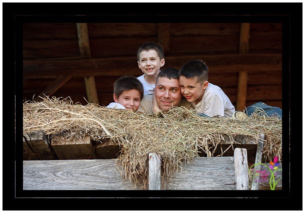 [family_photo_shoot_farm-15[3].jpg]