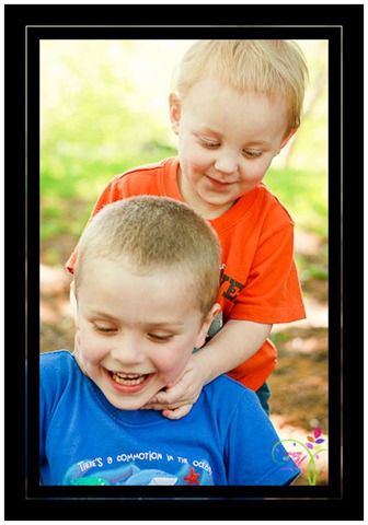 [Kids_playing_at_zoo_family-1[3].jpg]