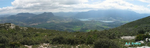 Zahara de la Sierra al fondo