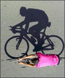 El ciclista y su sombra