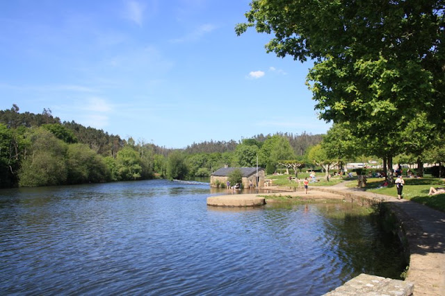 fluss galizien baden strand ufer spanien03.JPG