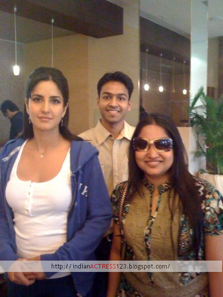[katrina with fans2[4].png]
