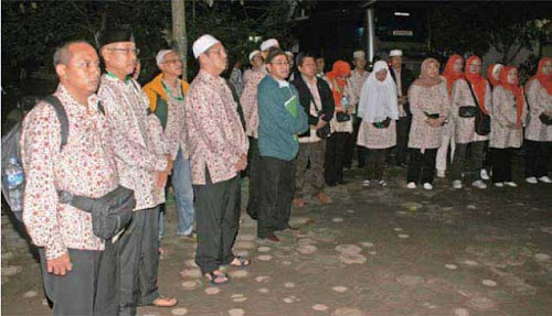 Jamaah calon haji Surau Baitul Amin berkumpul sejenak sebelum pemberangkatan (8/11). Jamaah Haji
