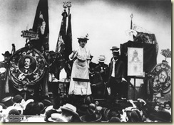 Luxemberg, Rosa (1870-1919)Auf einem blumengeschmückten Podium sprach Rosa Luxemberg in Stuttgart, 1907.Foto