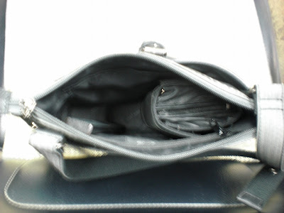 縦長のバッグに長財布を縦に入れている。そうしないと下のほうに財布があると他のものが邪魔になる。