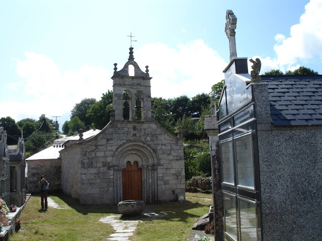 Cementerio Gallego junto a una Iglesia