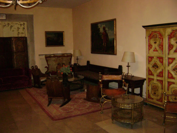 Salones interiores del Parador de León