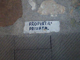 Particolare di una strada di Roggio. Notare la cura nella grammatica della scritta; di qui la locuzione 
