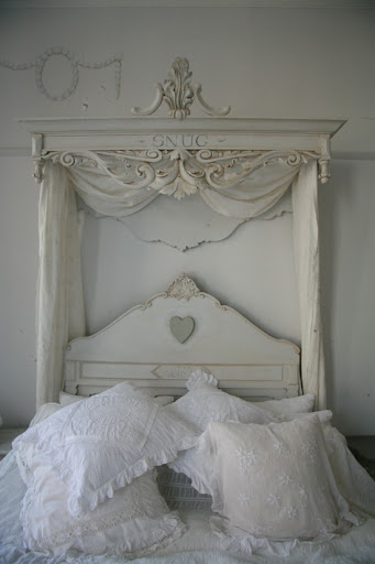 Classic Bedding Furniture Design country decorating bedroom