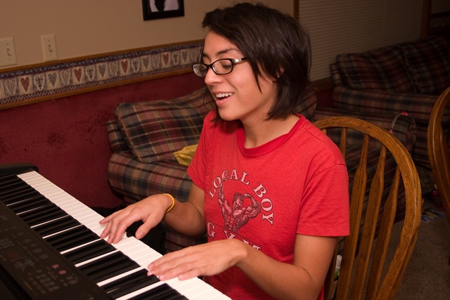 christmas - morning joni loving her piano