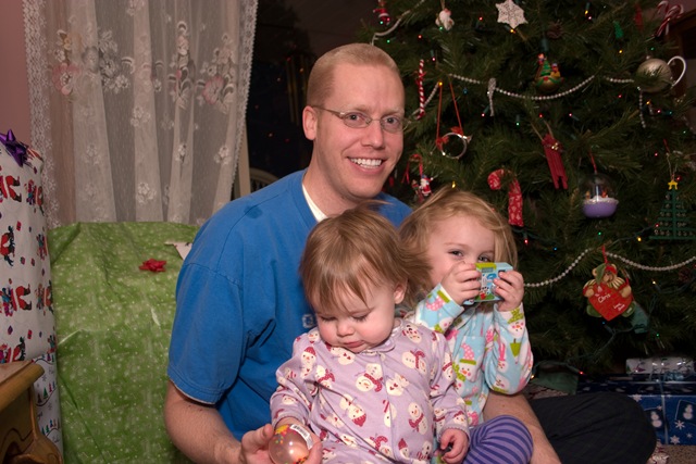 [christmasmorningDanandgirls3.jpg]