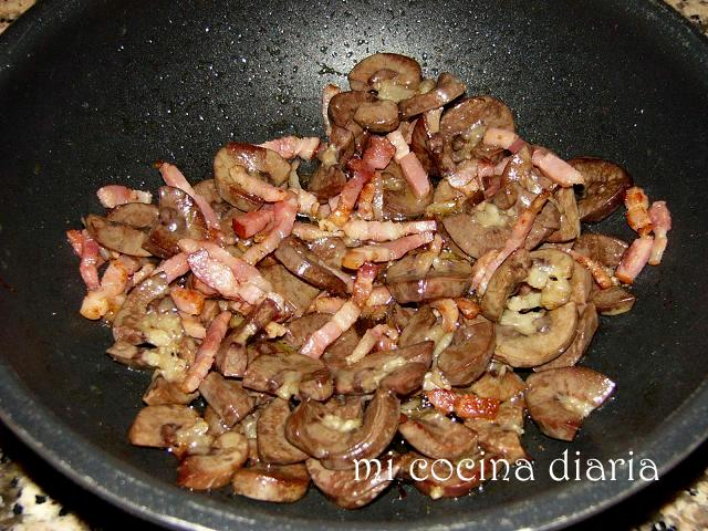 Solyanka de carne con setas (Мясная солянка с грибами)