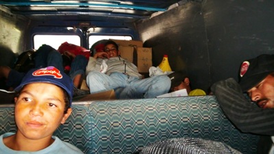 Vuelta a casa en furgoneta, todos reventados