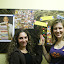 Dani e Sary fazendo um prônam-mudrá-high-five!