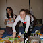Linda Sary degustando a mesa farta.