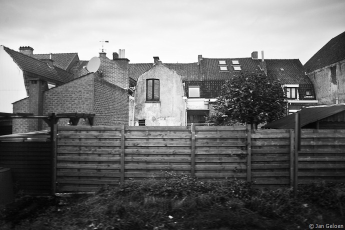 LANGS VLAAMSE WEGEN – DE ACHTERKANT VAN DE DINGEN