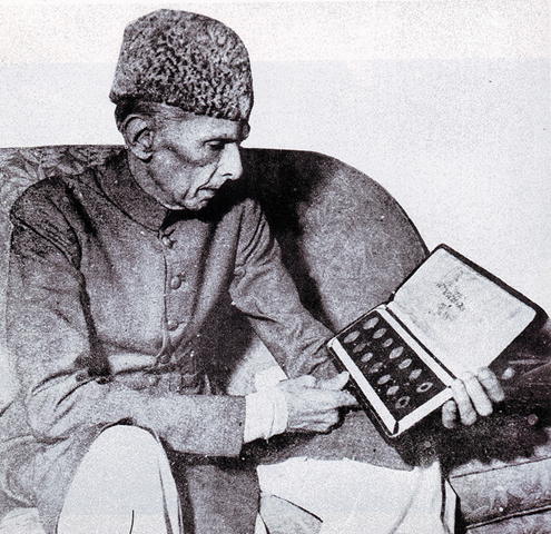 [Quaid-e-Azam examines the first set of coins in Pakistan[5].png]