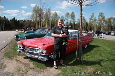 Liam och morbror framför en Cadillac Coupe de Ville -59