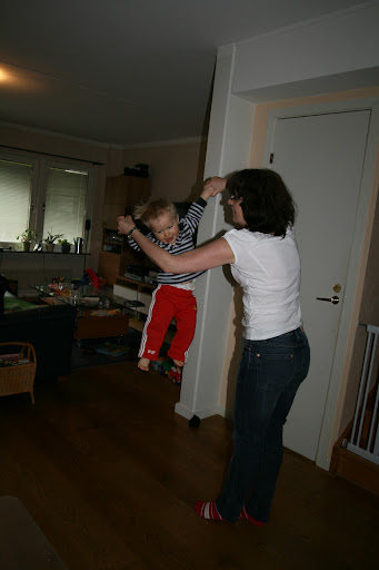 Oliver leker med Ulrika