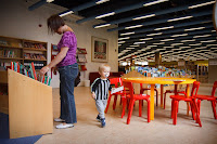 Oliver på stadsbiblioteket i Norrköping