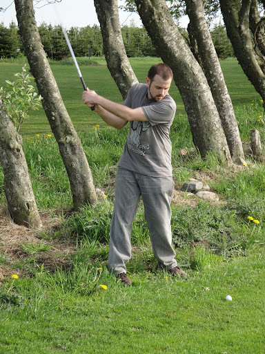 Tatai jugando al golf