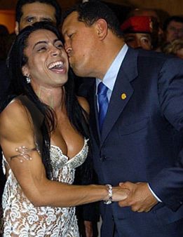 [CHAVEZ BESANDO A UN MARICO[1].jpg]