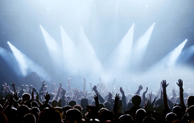 [Crowd LR - Fotolia_8216433_Subscription_L[5].jpg]