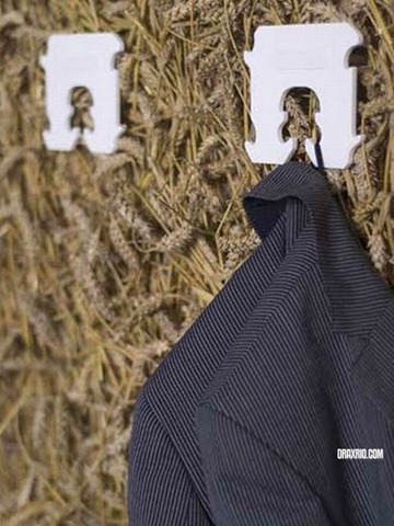 [coat_hangers_11[4].jpg]
