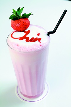 捷運美食-冰草莓歐蕾130元，牛奶、進口草莓與新鮮草莓製成，香濃滑順、甜度適中。