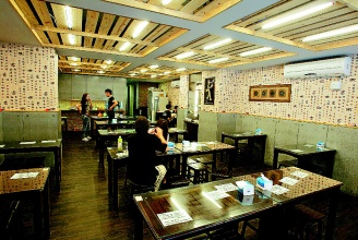 捷運美食-川巴子火鍋新開平價麵館,裝潢明淨舒適,超值套餐深受上班族喜愛。 捷運美食-川巴子火鍋新開平價麵館,裝潢明淨舒適,超值套餐深受上班族喜愛。