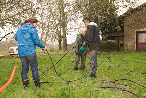 Gesar Festival preparation: Rahel, Thierry and Zul entangled in cables