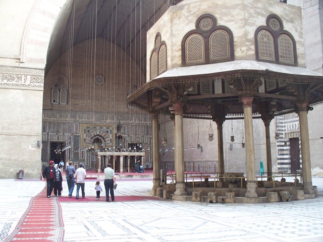 [12-31-2009 017 Sultan Hasan Mosque[2].jpg]
