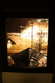 Hat man nicht in jedem Hotel: Schiff vor dem Fenster