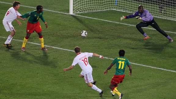 [dennisrommedahlgoaldenmarkvcameroon20100619_576x324[5].jpg]