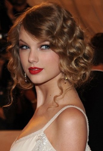 taylor swift pinned up ringlets hairstyle