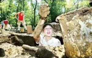Archaeologist Lauren Fitts, right, and lab director Rose Smith excavate pits Tuesday in Jersey County, where they have found remains of a Native American village that existed about A.D. 600. The Illinois State Archaeological Survey is performing the dig. Archaeologist Lauren Fitts, right, and lab director Rose Smith excavate pits Tuesday in Jersey County, where they have found remains of a Native American village that existed about A.D. 600. The Illinois State Archaeological Survey is performing the dig.