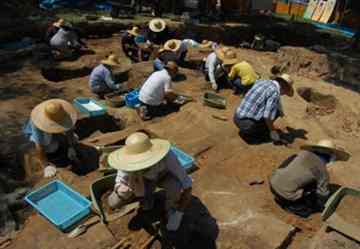 Hands-on approach: Archaeology buffs take part in unearthing the Miharashidai ruins in Nagoya in July.  CHUNICHI SHIMBUN  Hands-on approach: Archaeology buffs take part in unearthing the Miharashidai ruins in Nagoya in July.  CHUNICHI SHIMBUN