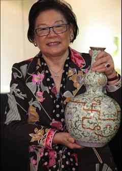 Hong Kong-based connoisseur Alice Cheng holds a yellow-ground famille-rose double-gourd vase that she bought at a Sotheby's auction in Hong Kong October 7, 2010. The vase, with a seal mark and period of Qianglong, was sold for HK252,660,000 ($32.4 million) on Thursday, said to be a world record for any Chinese work of art or porcelain at auction. REUTERS/Sotheby's. Hong Kong-based connoisseur Alice Cheng holds a yellow-ground famille-rose double-gourd vase that she bought at a Sotheby's auction in Hong Kong October 7, 2010. The vase, with a seal mark and period of Qianglong, was sold for HK252,660,000 ($32.4 million) on Thursday, said to be a world record for any Chinese work of art or porcelain at auction. REUTERS/Sotheby's.