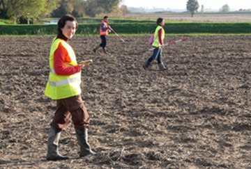 Fieldwalking survey : collecting surface (pot) shards and recording their location using GPS technol Italy1