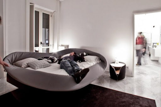 http://lh5.ggpht.com/_BkOsthGKM3U/TIfDVOXRP2I/AAAAAAAAAMs/G0w0v4kJgbA/Modern-Bed-by-Lago.jpg