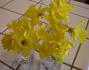 Repurpose Water Bottle to Create Vase (640x503)